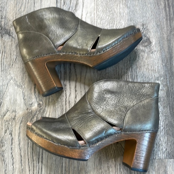 Dansko Delphina Heeled Peep Toe Bootie, Aged Metallic clog, size 40 - Picture 3 of 11